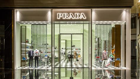 Prada: 80 negozi certificati green nel 2021, 300 entro 2024